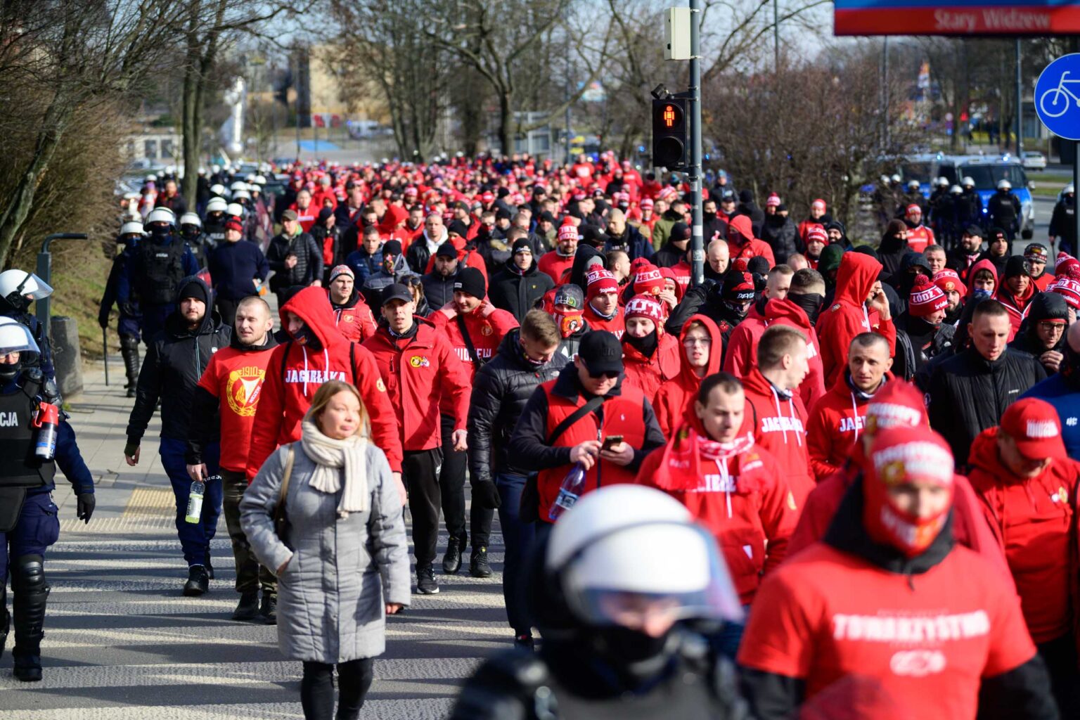 Przemarsz kibicow Widzewa 81
