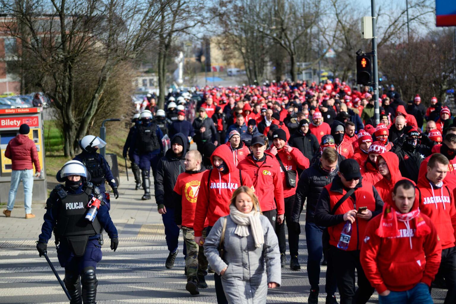 Przemarsz kibicow Widzewa 82