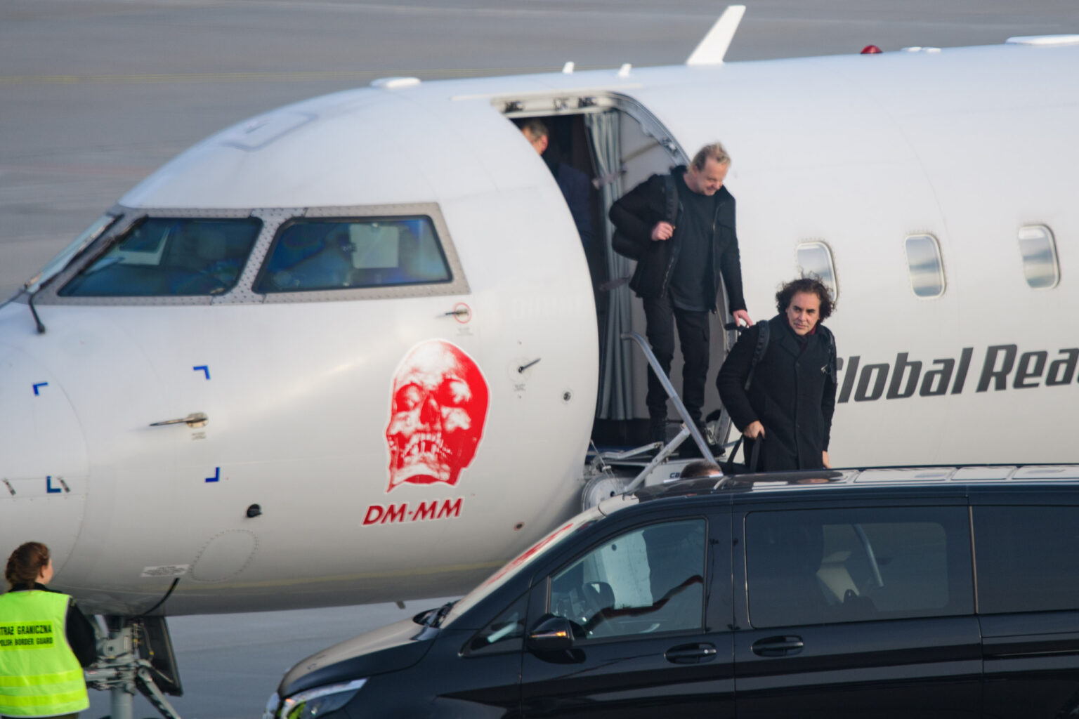 Przylot Depeche mode na lodzkie lotnisko fot Sebastian Szwajkowski 19