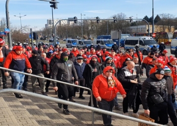 Pochód kibiców Widzewa na Stadion Króla przed 70. Derbami Łodzi