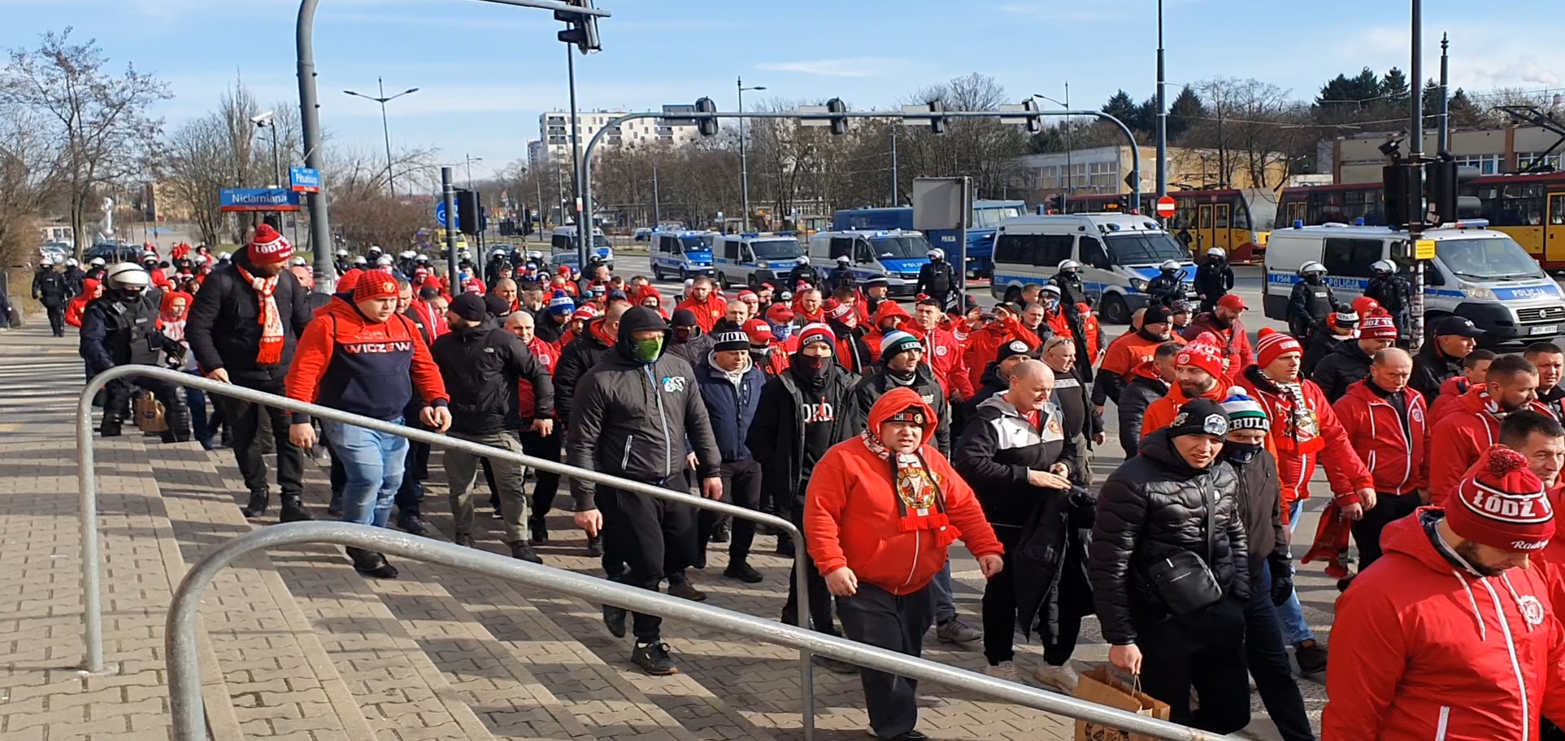 Pochód kibiców Widzewa na Stadion Króla przed 70. Derbami Łodzi