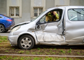 Wypadek tramwaju z autem Dabrowskiego 12