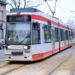 Potrącenie rowerzysty przez tramwaj na Dąbrowskiego w Łodzi. Potrącony oddalił się z miejsca zdarzenia, zostawiając rower 10 samochód