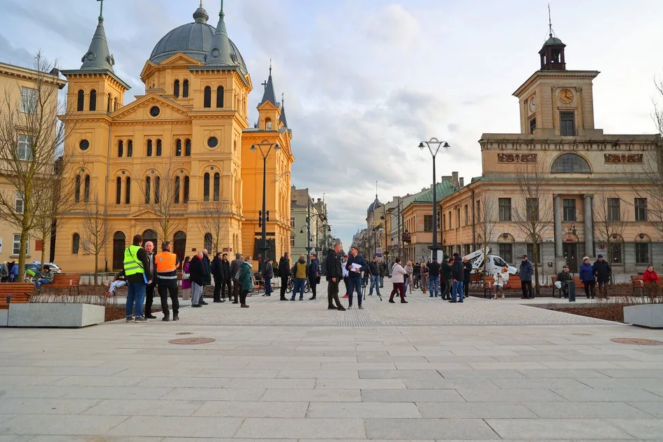 Plac Wolności w Łodzi po społecznym odbiorze. Łodzianie na spotkaniu z wykonawcami remontu