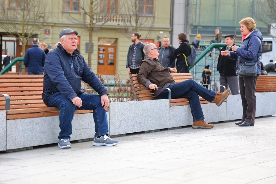 Plac Wolności w Łodzi po społecznym odbiorze. Łodzianie na spotkaniu z wykonawcami remontu