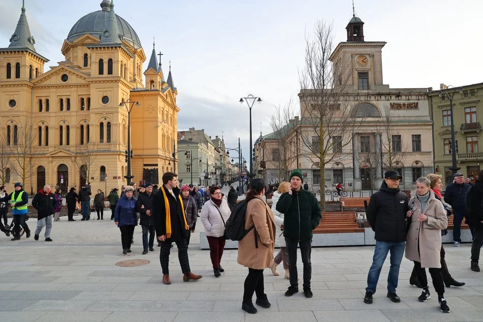 Plac Wolności w Łodzi po społecznym odbiorze. Łodzianie na spotkaniu z wykonawcami remontu