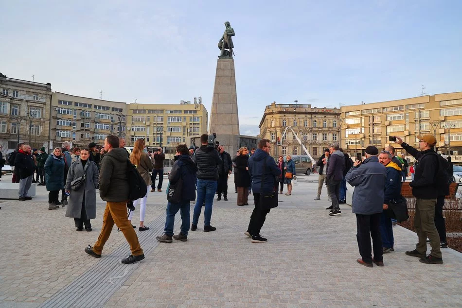 Plac Wolności w Łodzi po społecznym odbiorze. Łodzianie na spotkaniu z wykonawcami remontu