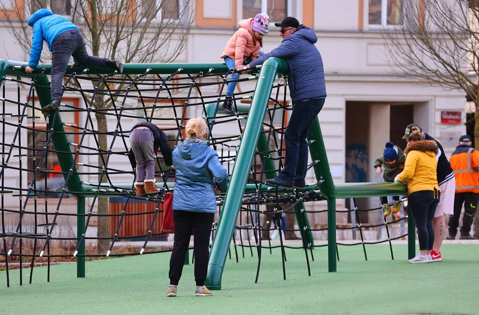 Plac Wolności w Łodzi po społecznym odbiorze. Łodzianie na spotkaniu z wykonawcami remontu