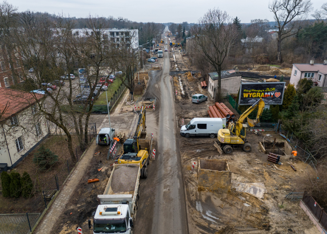 Modernizacja trasy tramwajowej do Konstantynowa. Torowisko układane jest dopiero na odcinku o długości 1 km
