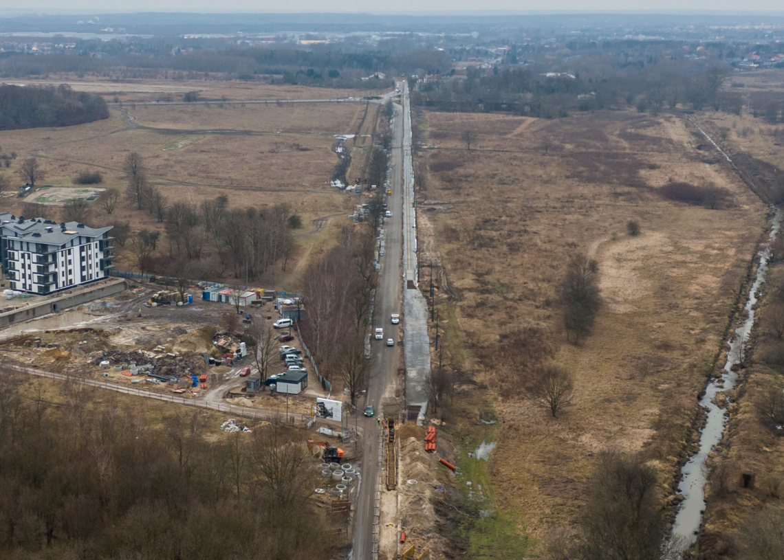 Modernizacja trasy tramwajowej do Konstantynowa. Torowisko układane jest dopiero na odcinku o długości 1 km
