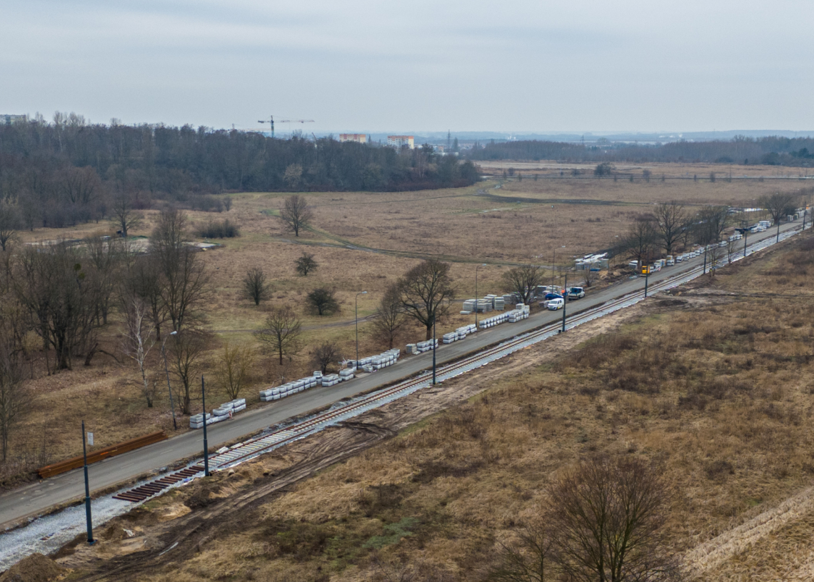 Modernizacja trasy tramwajowej do Konstantynowa. Torowisko układane jest dopiero na odcinku o długości 1 km