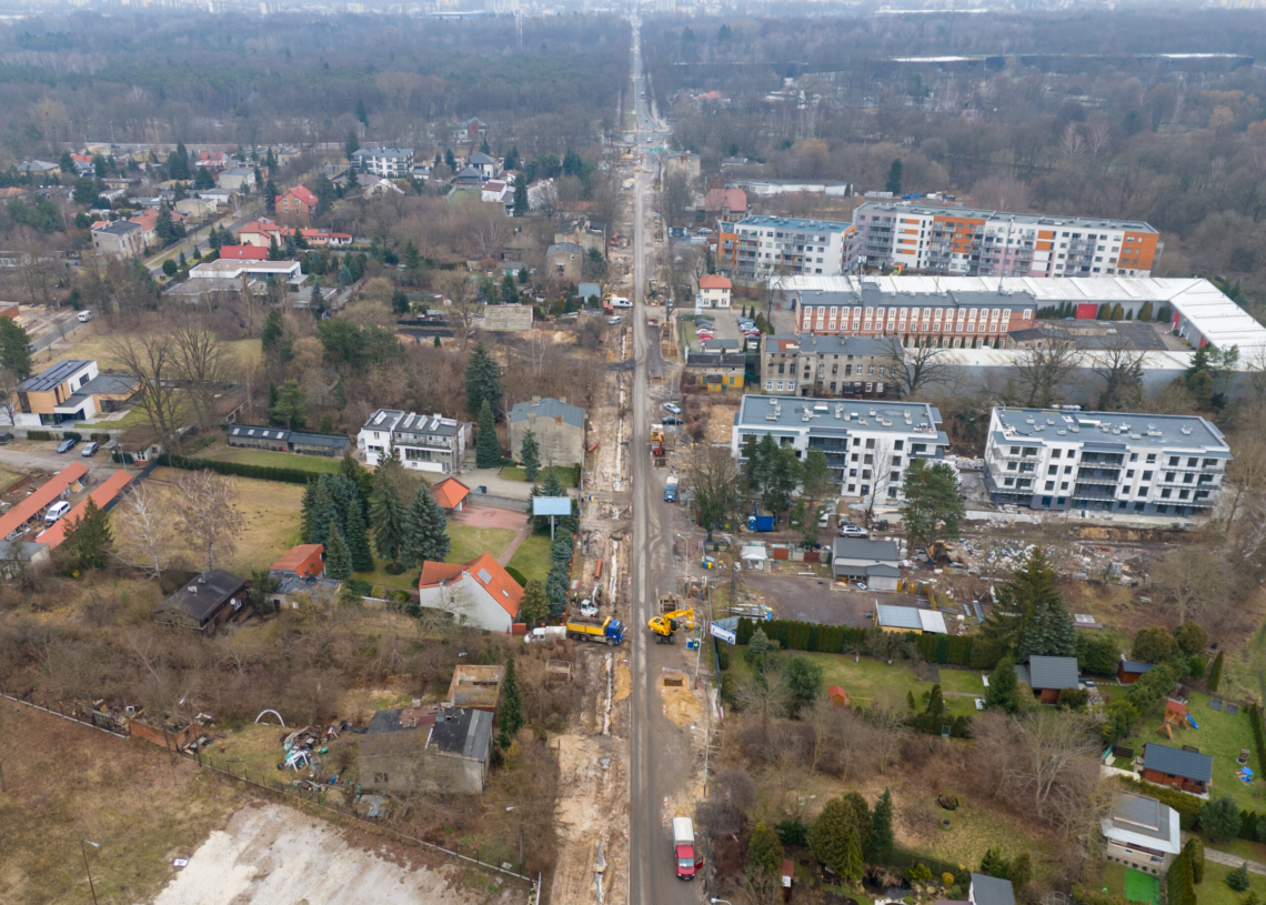 Modernizacja trasy tramwajowej do Konstantynowa. Torowisko układane jest dopiero na odcinku o długości 1 km