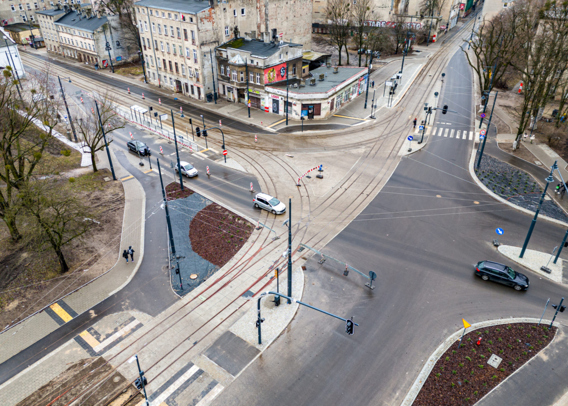 Modernizacja Wojska Polskiego. Wykonawca kończy rozwieszanie sieci trakcyjnej