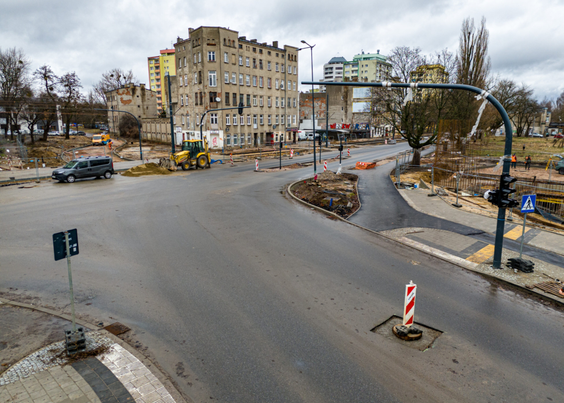 Modernizacja Wojska Polskiego. Wykonawca kończy rozwieszanie sieci trakcyjnej
