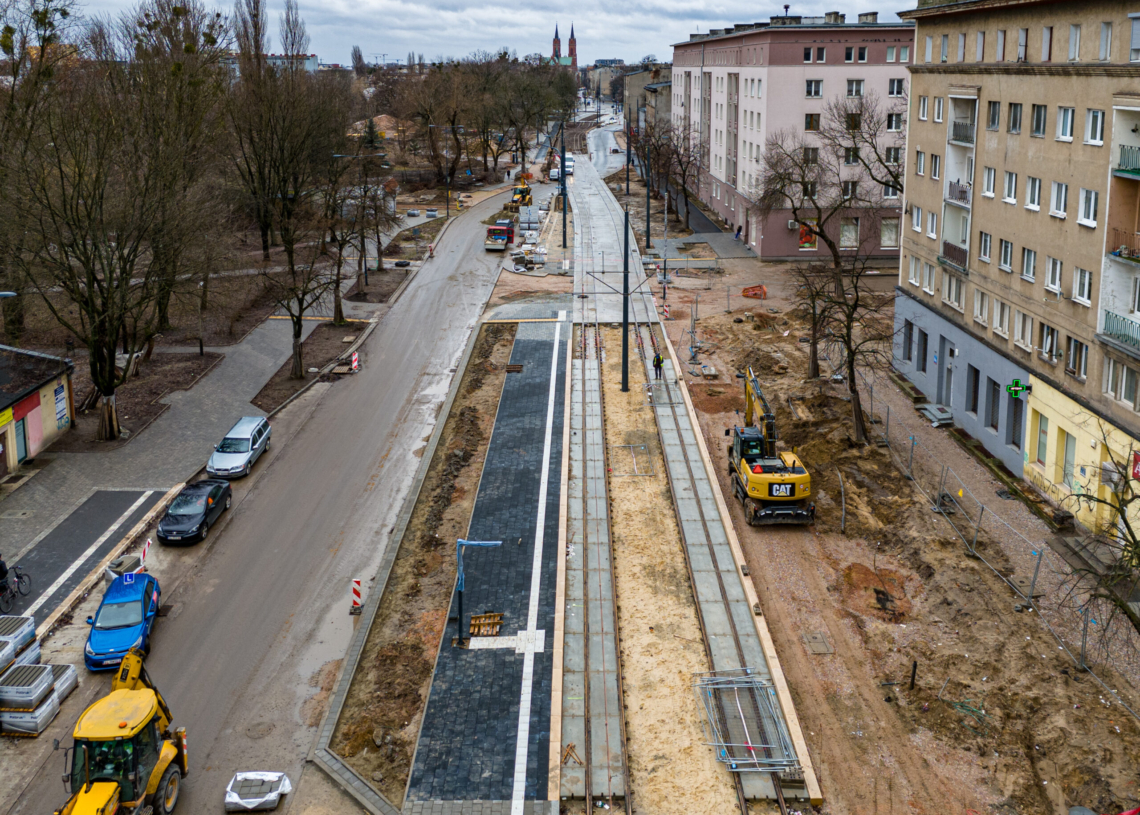 Modernizacja Wojska Polskiego. Wykonawca kończy rozwieszanie sieci trakcyjnej