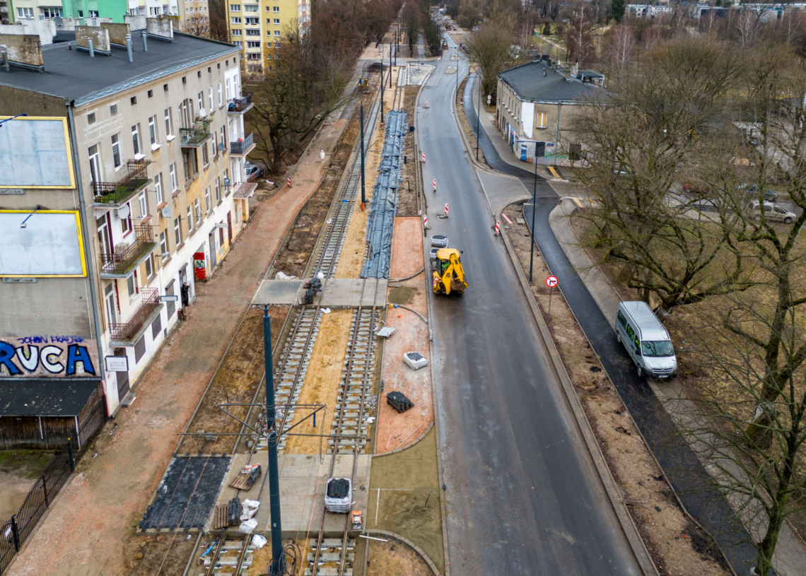 Modernizacja Wojska Polskiego. Wykonawca kończy rozwieszanie sieci trakcyjnej
