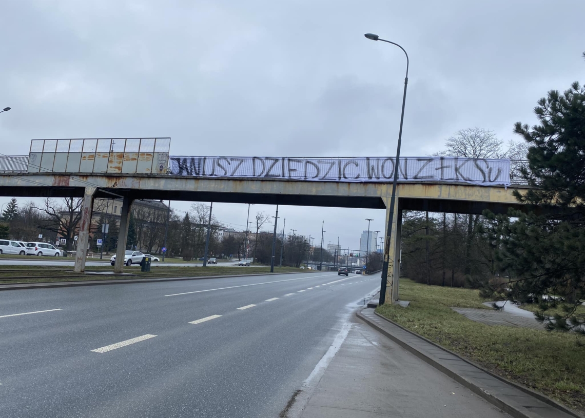 Kibice ŁKS-u stracili cierpliwość. Chcą dymisji dyrektora sportowego 1 Kibice ŁKS-u chcą zwolnienia Janusza Dziedzica