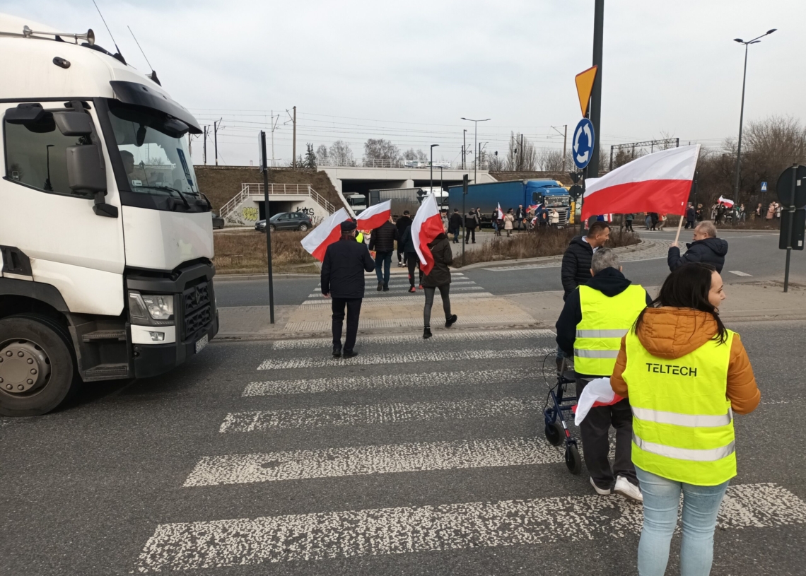 Protest mieszkańców łódzkiego Wiskitna. Trwa blokada ronda