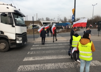 Protest mieszkańców łódzkiego Wiskitna. Trwa blokada ronda