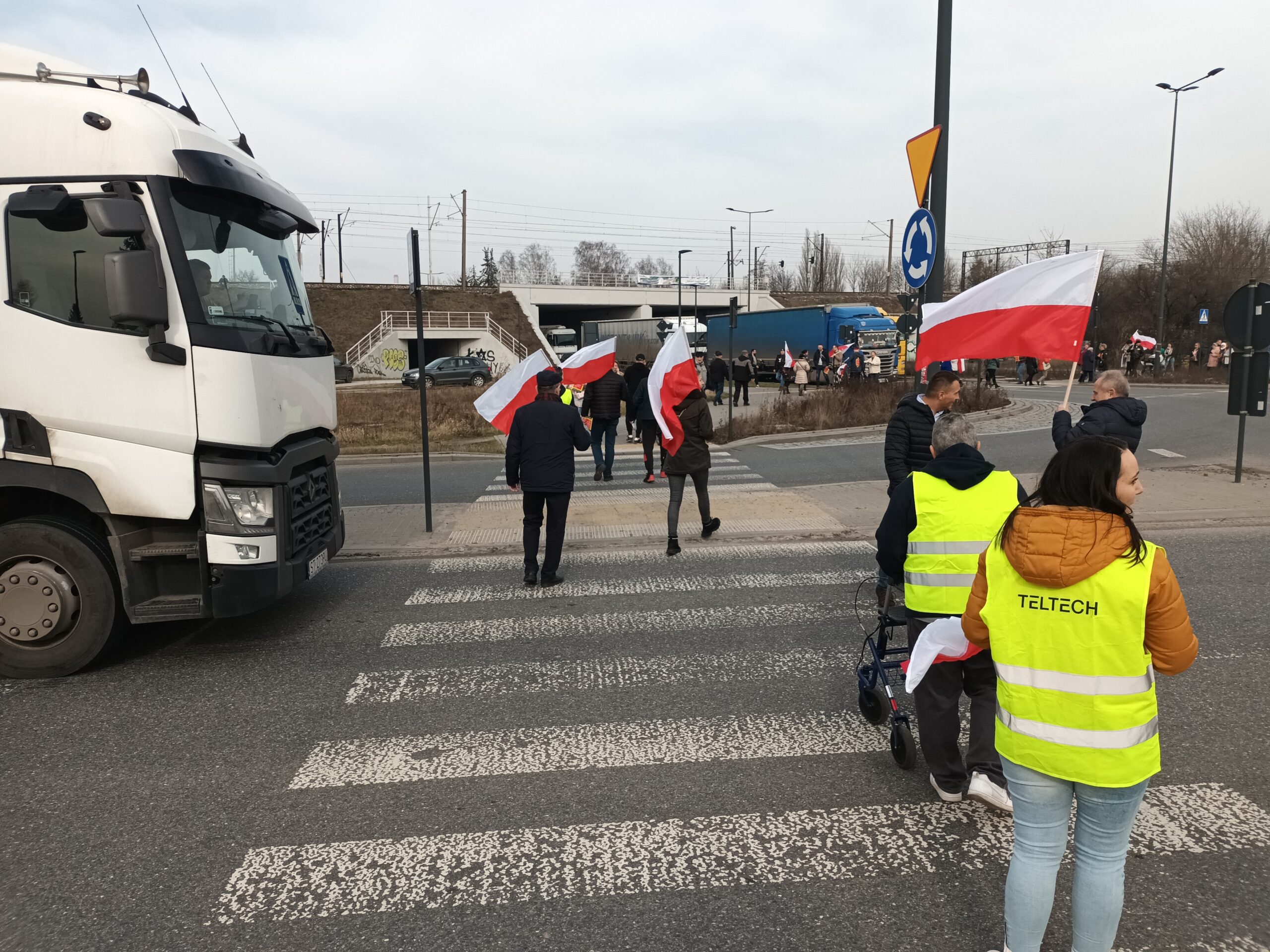 Protest mieszkańców łódzkiego Wiskitna. Trwa blokada ronda