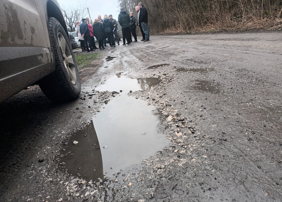Koło -dziurawe drogi we wsi Koło