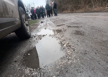 Koło -dziurawe drogi we wsi Koło