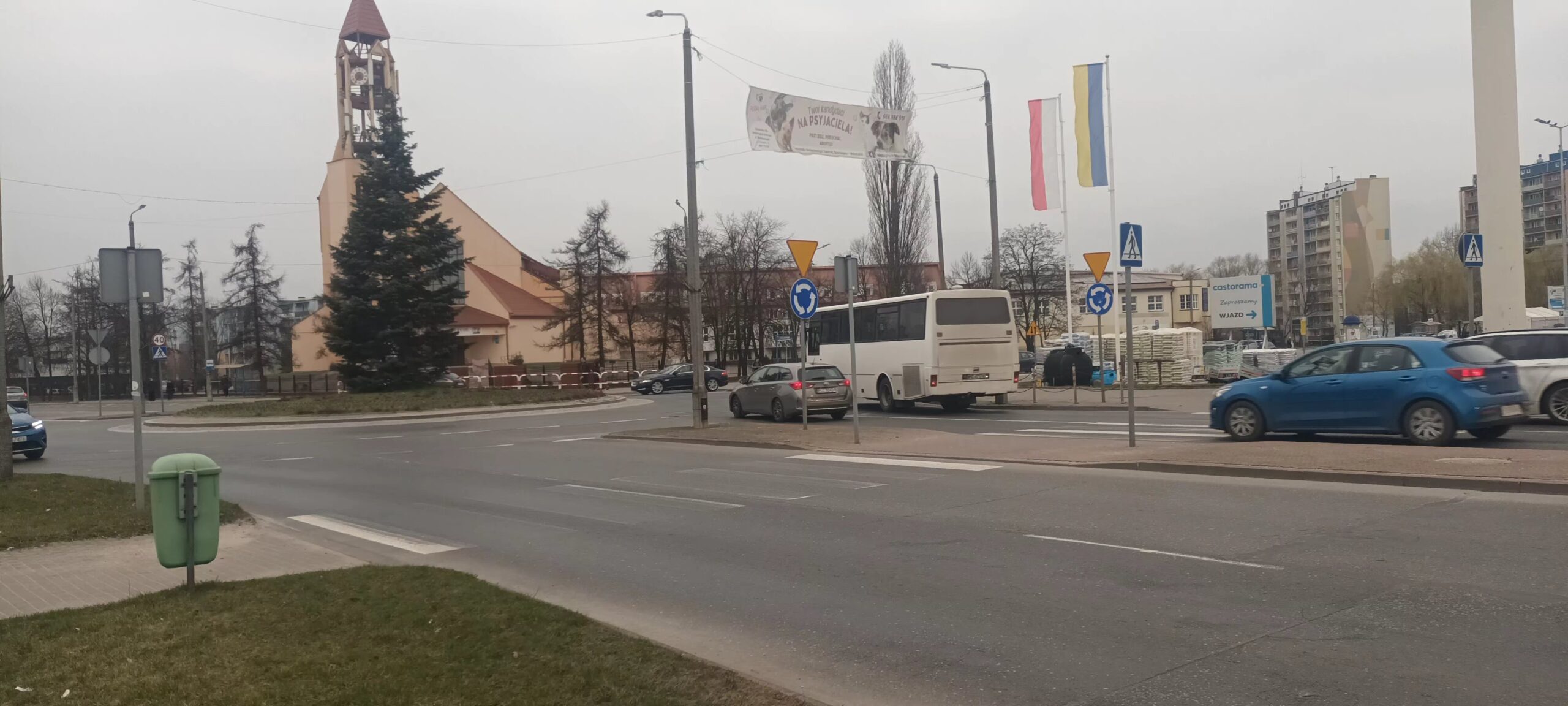Potrącenie pieszej w Skierniewicach. Kobieta została zabrana do szpitala