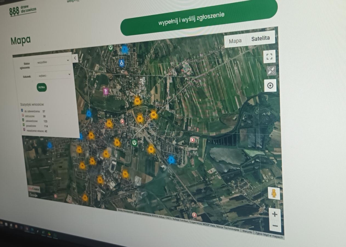 Sadzenie drzew w Łowiczu na 888. urodziny miasta