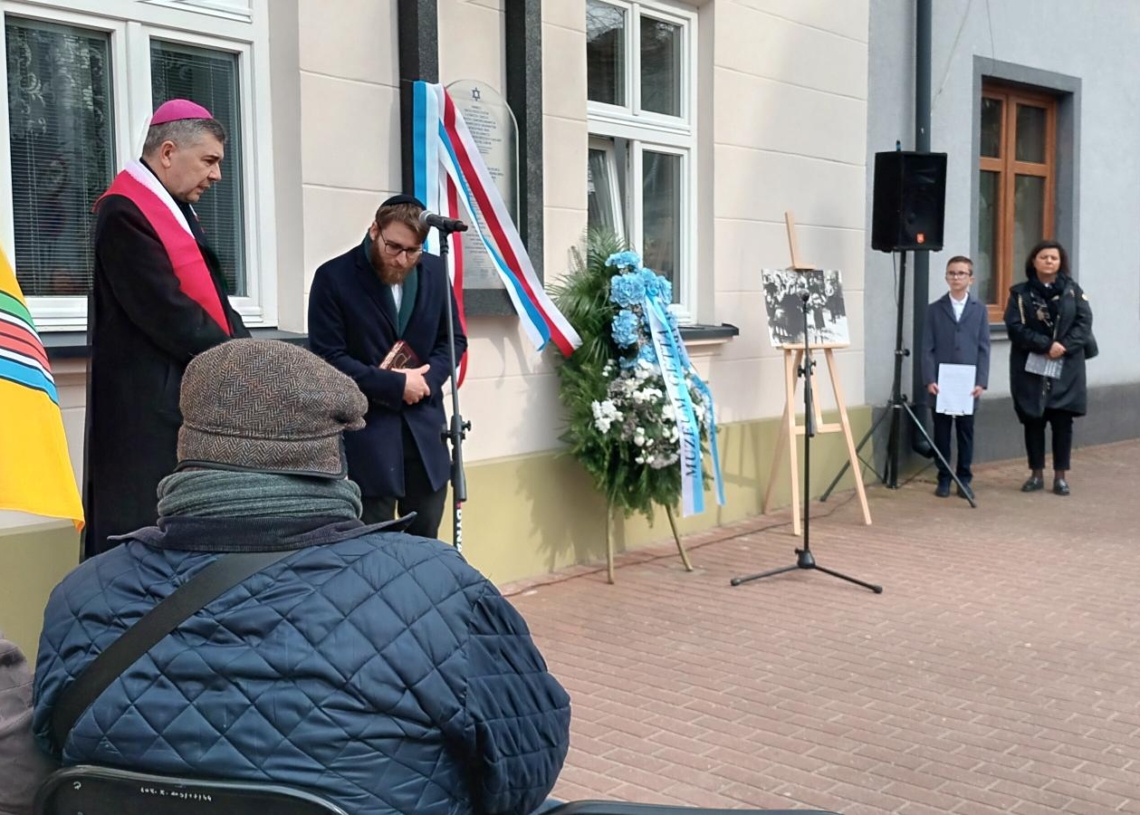 W Łowiczu odsłonięto Macewę Pamięci, upamiętniającą Żydów zamordowanych przez niemieckich okupantów