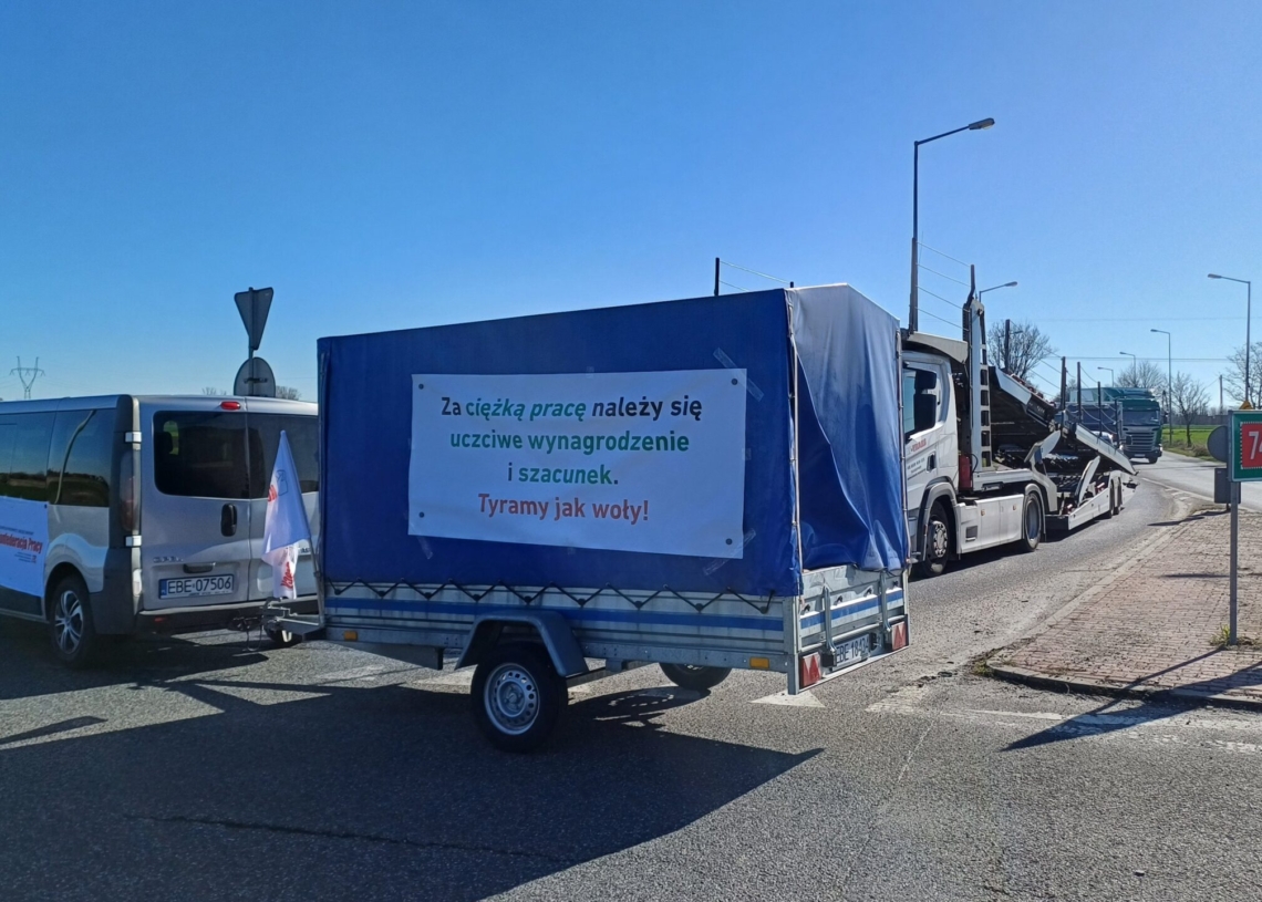 Protest związkowców z Kauflandu i blokada DK74 w Rokszycach