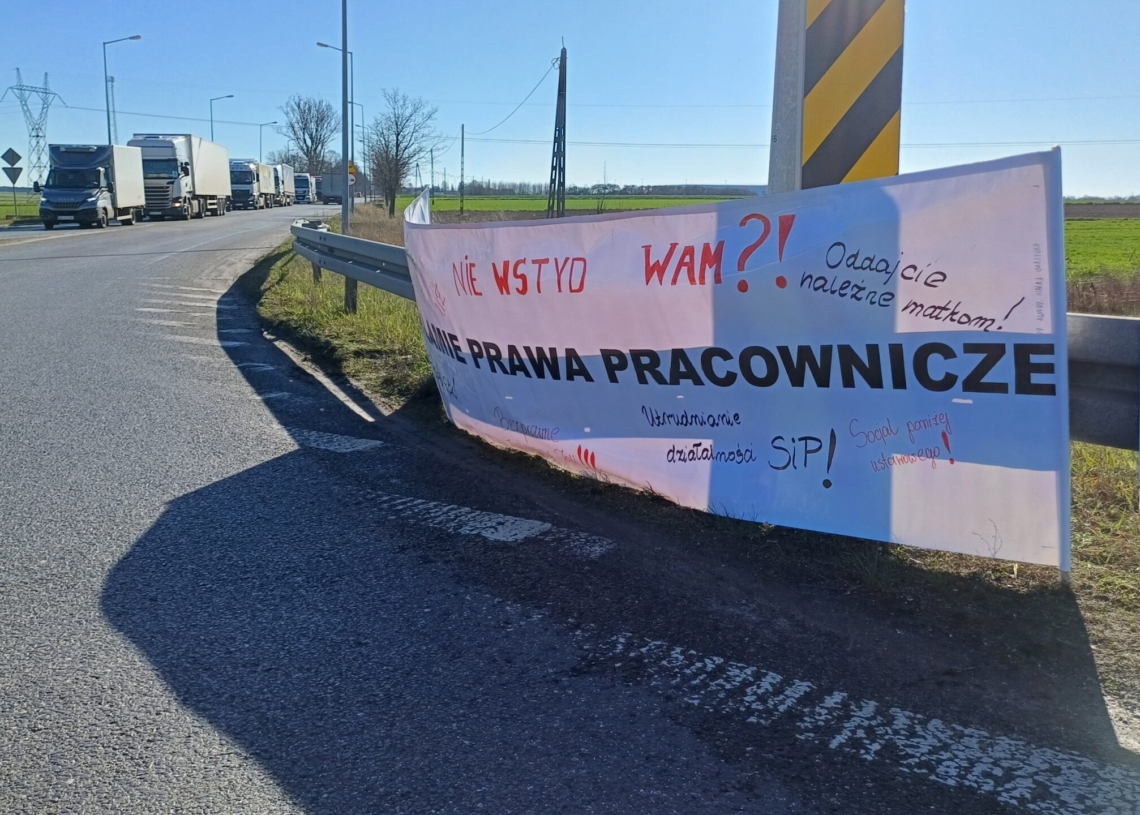 Protest związkowców z Kauflandu i blokada DK74 w Rokszycach
