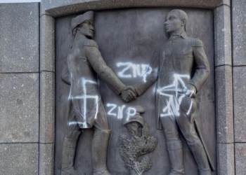 Pomazany pomnik Kościuszki na placu Wolności w Łodzi