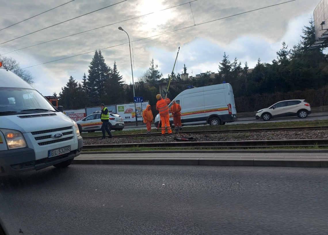 Wykolejenie tramwaju na Rzgowskiej przy Chóralnej. 4 linie tramwajowe kursowały objazdem