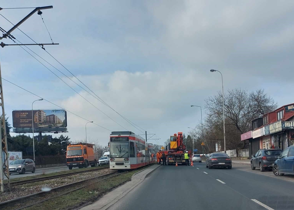 Wykolejenie tramwaju na Rzgowskiej przy Chóralnej. 4 linie tramwajowe kursowały objazdem