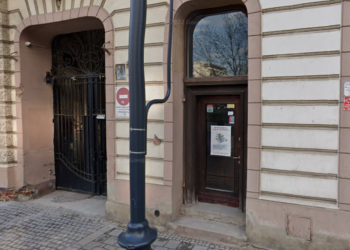 Lokatorka uwięziona w prywatnej kamienicy w centrum Łodzi. Właściciel zamknął furtkę na klucz
