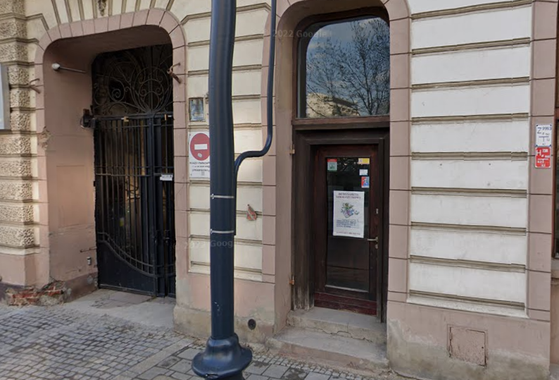 Lokatorka uwięziona w prywatnej kamienicy w centrum Łodzi. Właściciel zamknął furtkę na klucz 1 Lokatorka uwięziona w prywatnej kamienicy w centrum Łodzi. Właściciel zamknął furtkę na klucz
