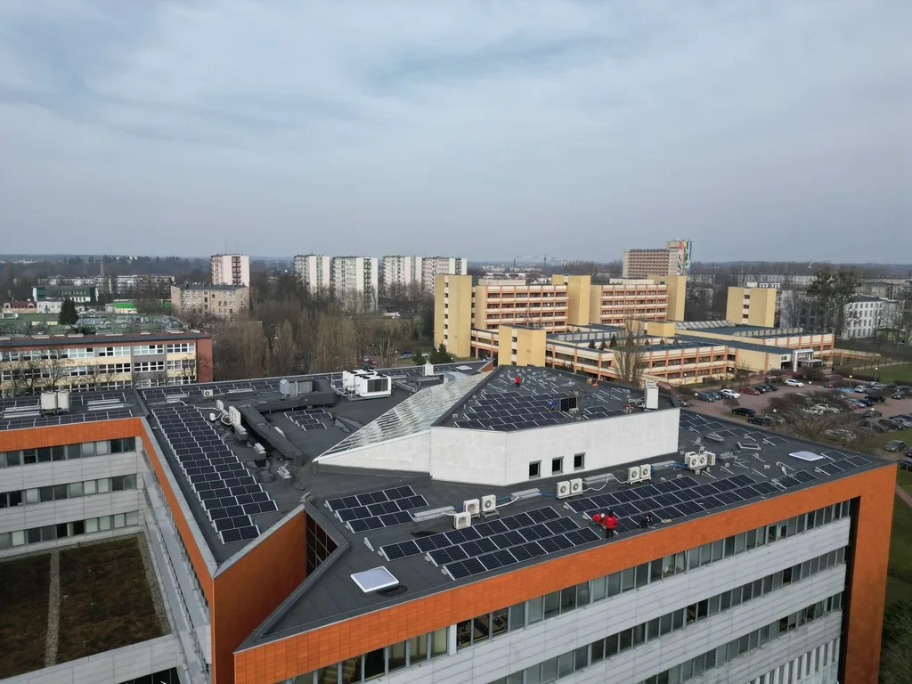 Uniwersytet Łódzki korzysta z odnawialnych źródeł energii. Prawie 8 mln zł na wykonanie instalacji fotowoltaicznych