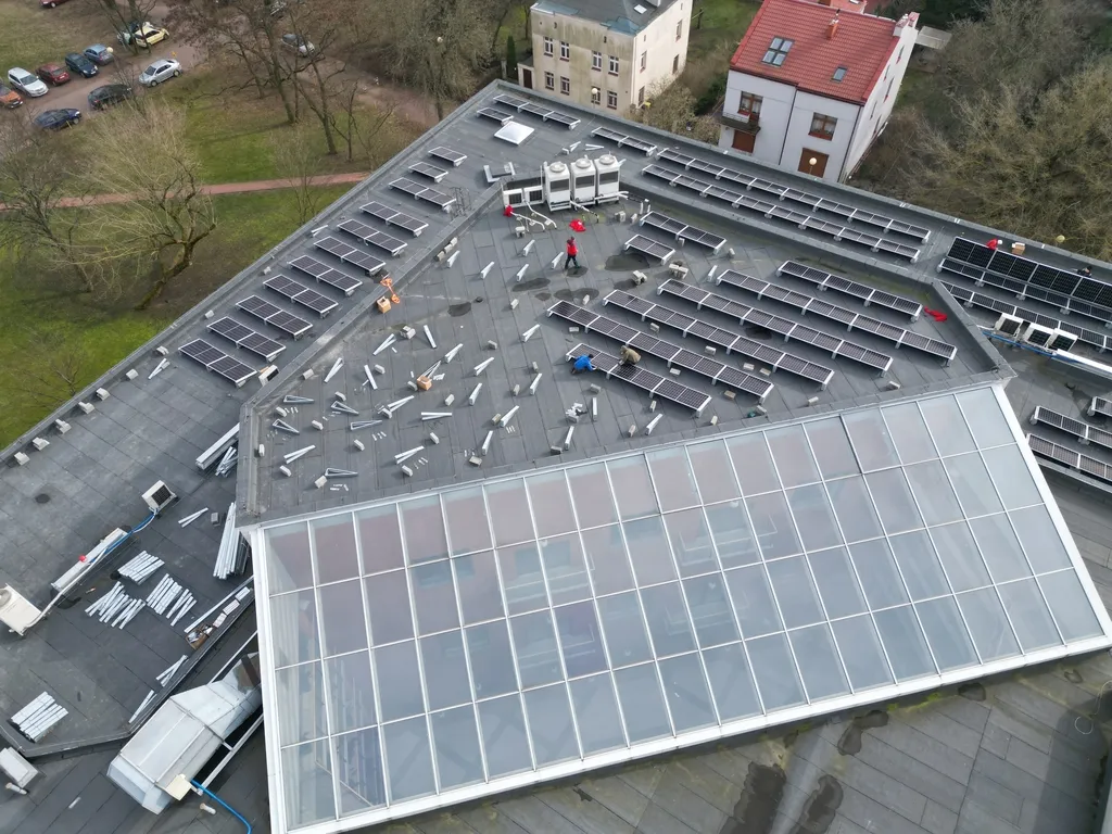 Uniwersytet Łódzki korzysta z odnawialnych źródeł energii. Prawie 8 mln zł na wykonanie instalacji fotowoltaicznych