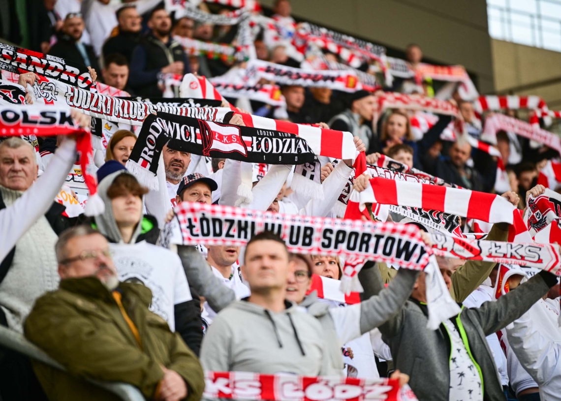 Doping kibiców na Stadionie Króla podczas meczu beniaminków, w którym ŁKS okazał się lepszy od Puszczy