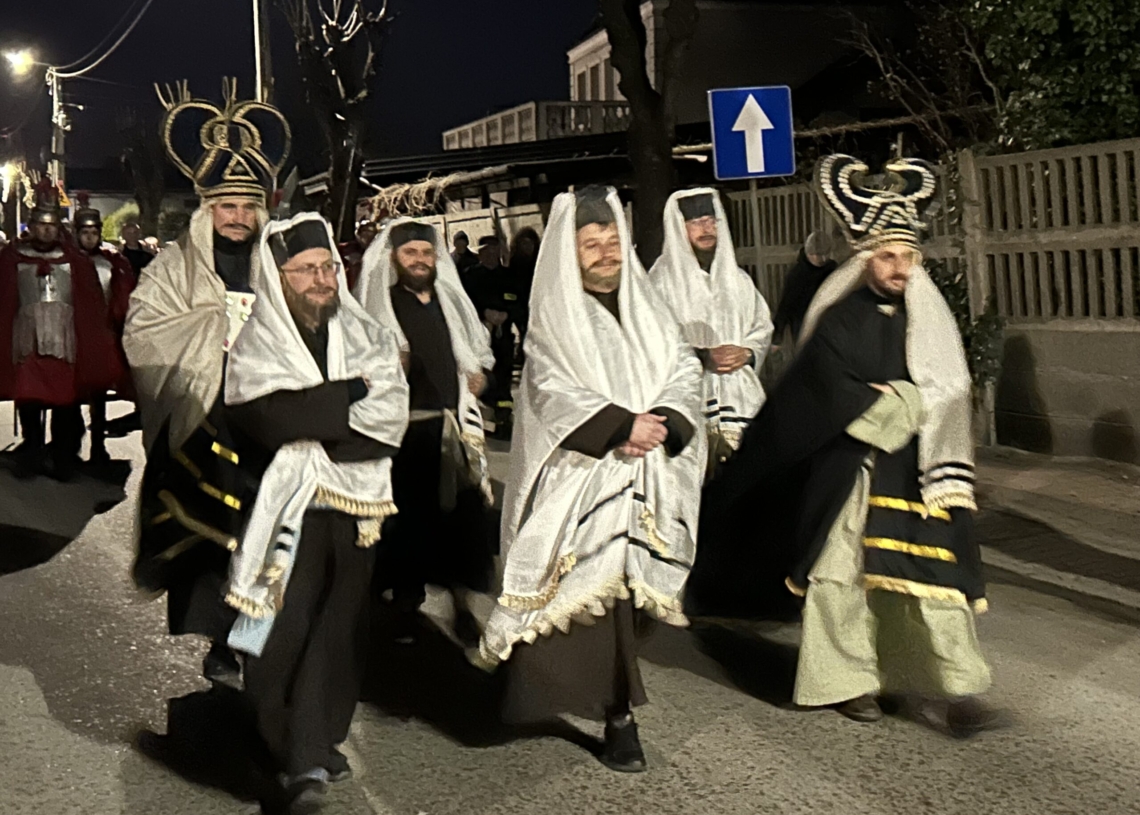 Misterium Męki Pańskiej w gminie Warta. Inscenizację ukrzyżowania Jezusa przygotowują samorządowcy, uczniowie i społecznicy [ZDJĘCIA]