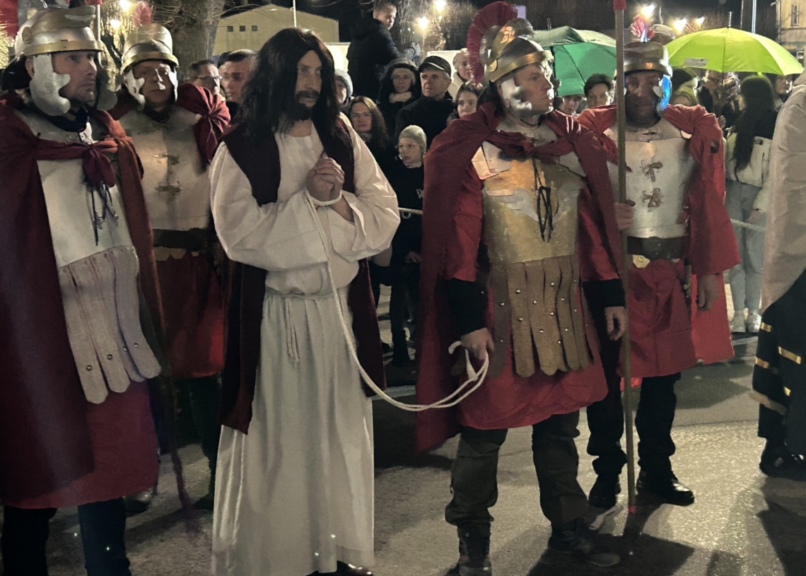 Misterium Męki Pańskiej w gminie Warta. Inscenizację ukrzyżowania Jezusa przygotowują samorządowcy, uczniowie i społecznicy [ZDJĘCIA]