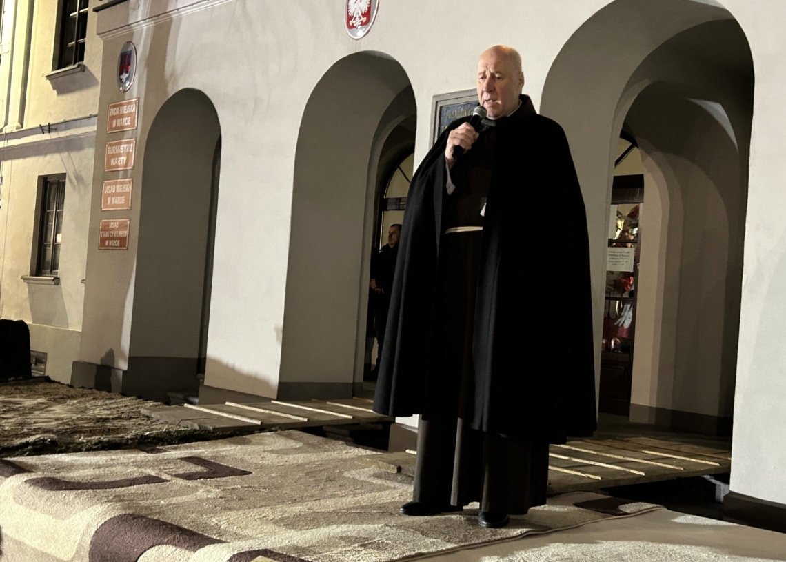 Misterium Męki Pańskiej w gminie Warta. Inscenizację ukrzyżowania Jezusa przygotowują samorządowcy, uczniowie i społecznicy [ZDJĘCIA]