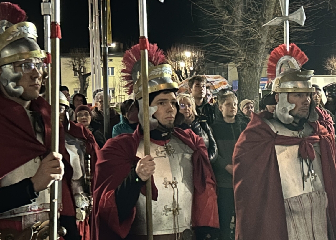 Misterium Męki Pańskiej w gminie Warta. Inscenizację ukrzyżowania Jezusa przygotowują samorządowcy, uczniowie i społecznicy [ZDJĘCIA]