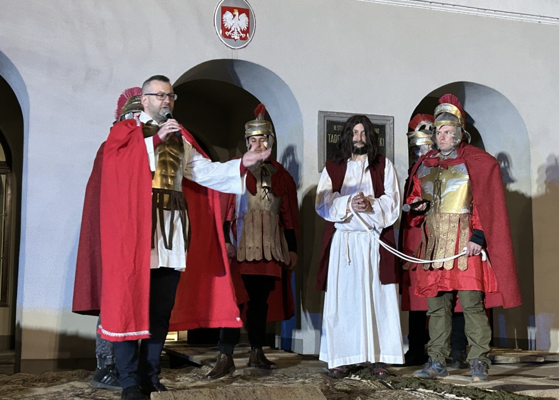 Misterium Męki Pańskiej w gminie Warta. Inscenizację ukrzyżowania Jezusa przygotowują samorządowcy, uczniowie i społecznicy [ZDJĘCIA]