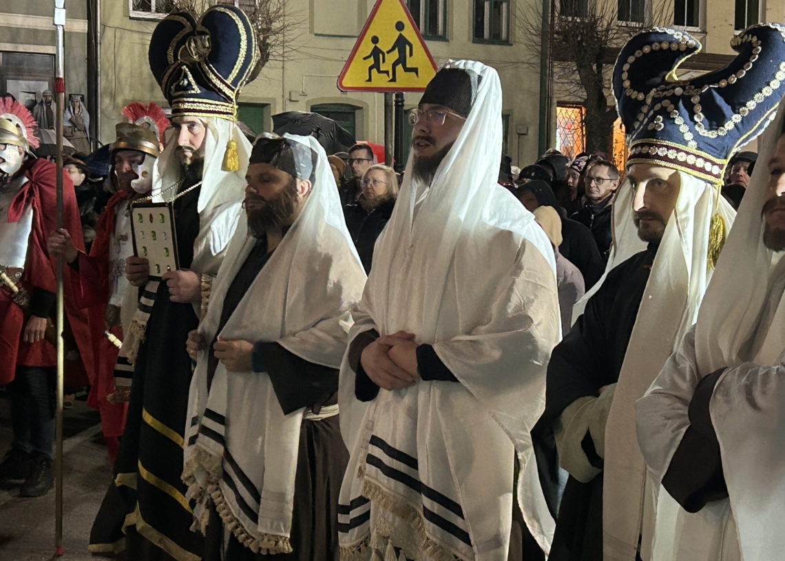 Misterium Męki Pańskiej w gminie Warta. Inscenizację ukrzyżowania Jezusa przygotowują samorządowcy, uczniowie i społecznicy [ZDJĘCIA]