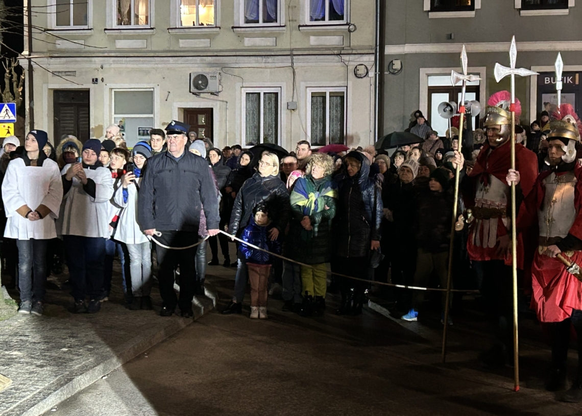 Misterium Męki Pańskiej w gminie Warta. Inscenizację ukrzyżowania Jezusa przygotowują samorządowcy, uczniowie i społecznicy [ZDJĘCIA]