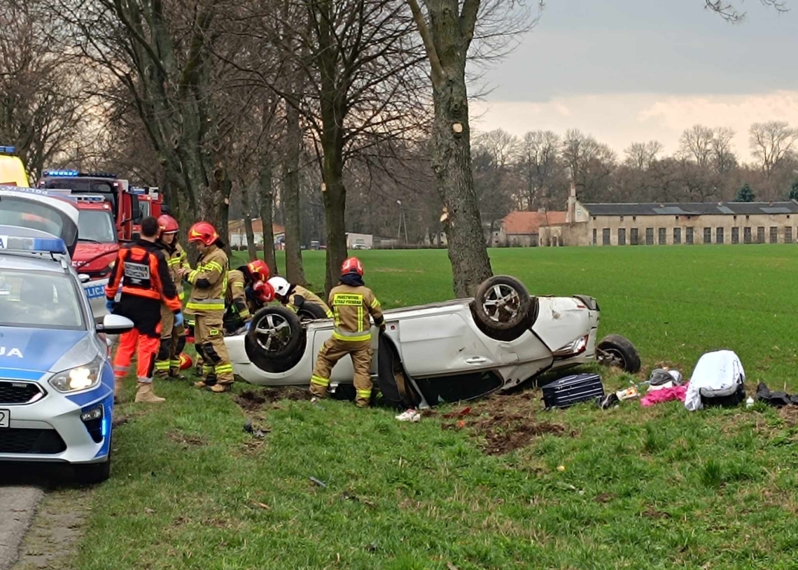 Wypadek DK83 w Kościerzynie. KPP i KP PSP Sieradz