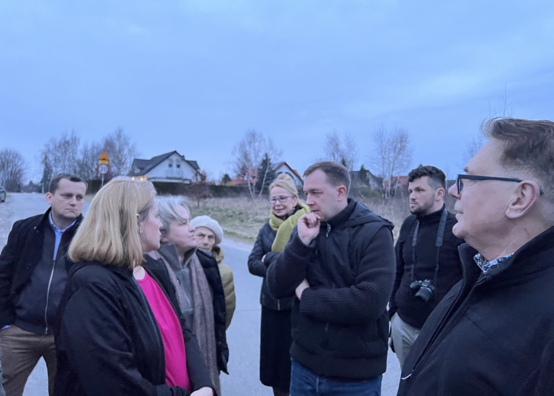 Protest mieszkańców Stoków przeciwko wycince drzew