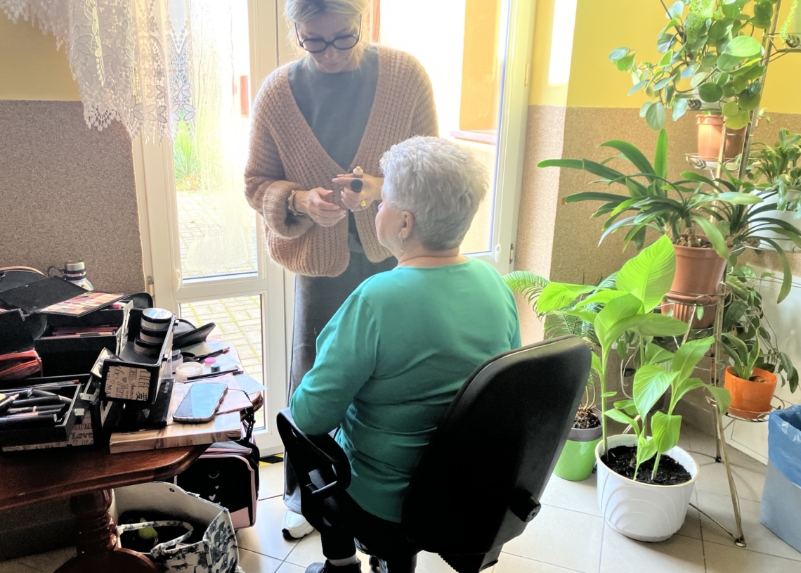 Aleksandrów Łódzki: Seniorki wzięły udział w sesji zdjęciowej z okazji Dnia Kobiet