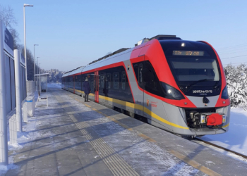 Coraz więcej osób podróżuje koleją w Łódzkiem. Najchętniej wybierane są dwie trasy